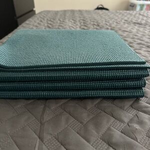 Foldable yoga/exercise mat